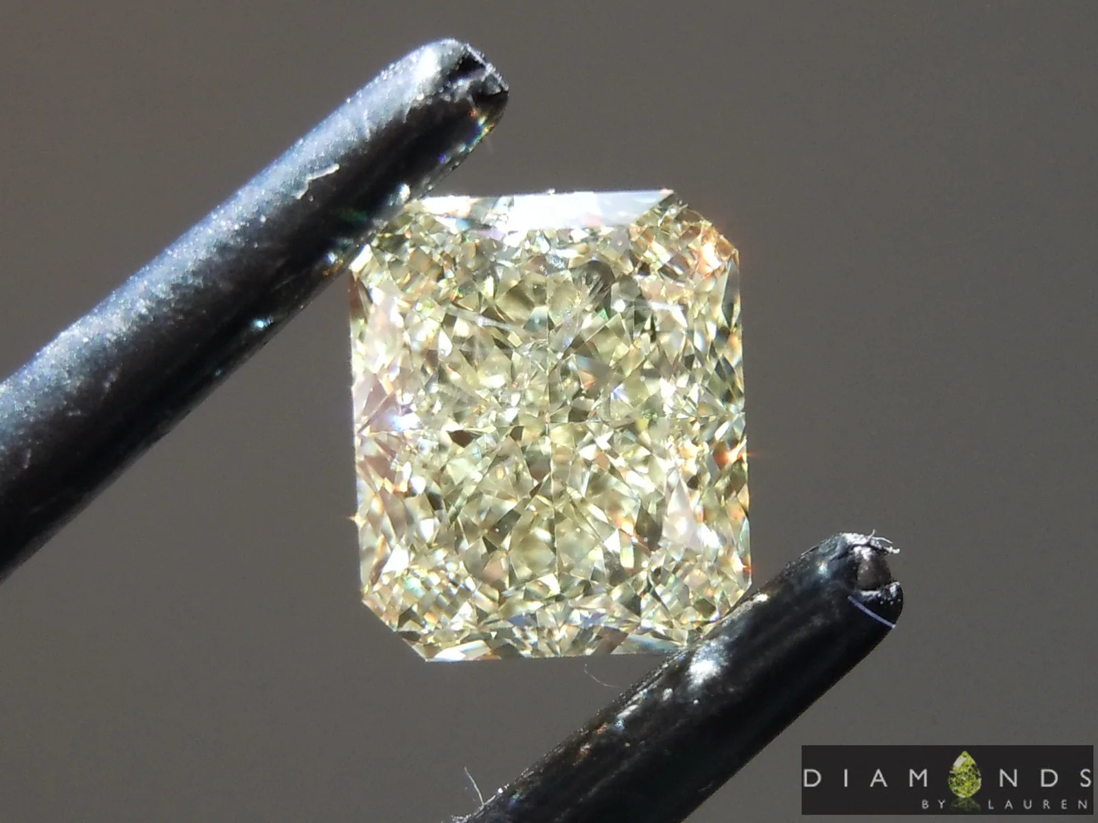 2.02ct W-X VVS2 Radiant Cut Diamond Ring R10025