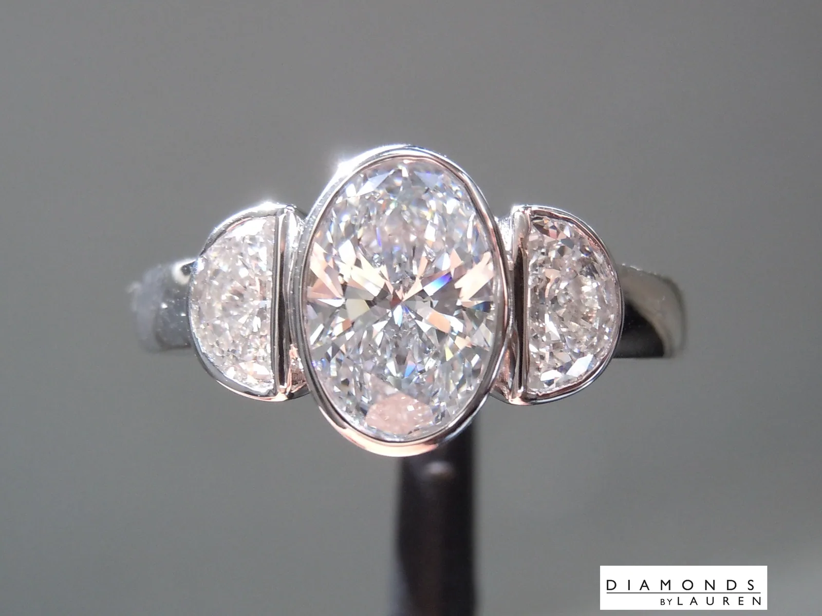 1.02ct G (Blue) Oval Shape VS1 Lab Grown Diamond Ring R10579