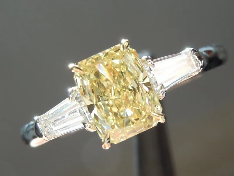 0.77ct Fancy Yellow VVS1 Radiant Cut Diamond Ring R4526