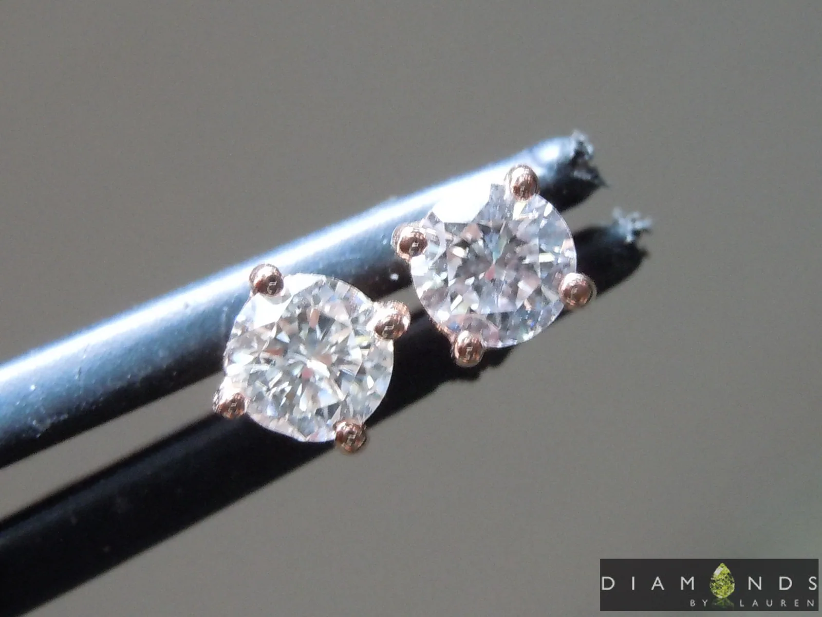0.53ctw Round Brilliant Diamond Stud Earrings R9537