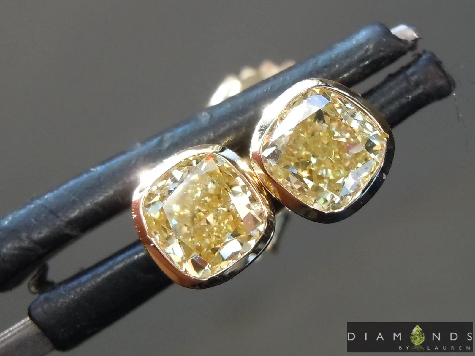 0.80ctw Yellow VS Cushion Cut Diamond Earrings R9904